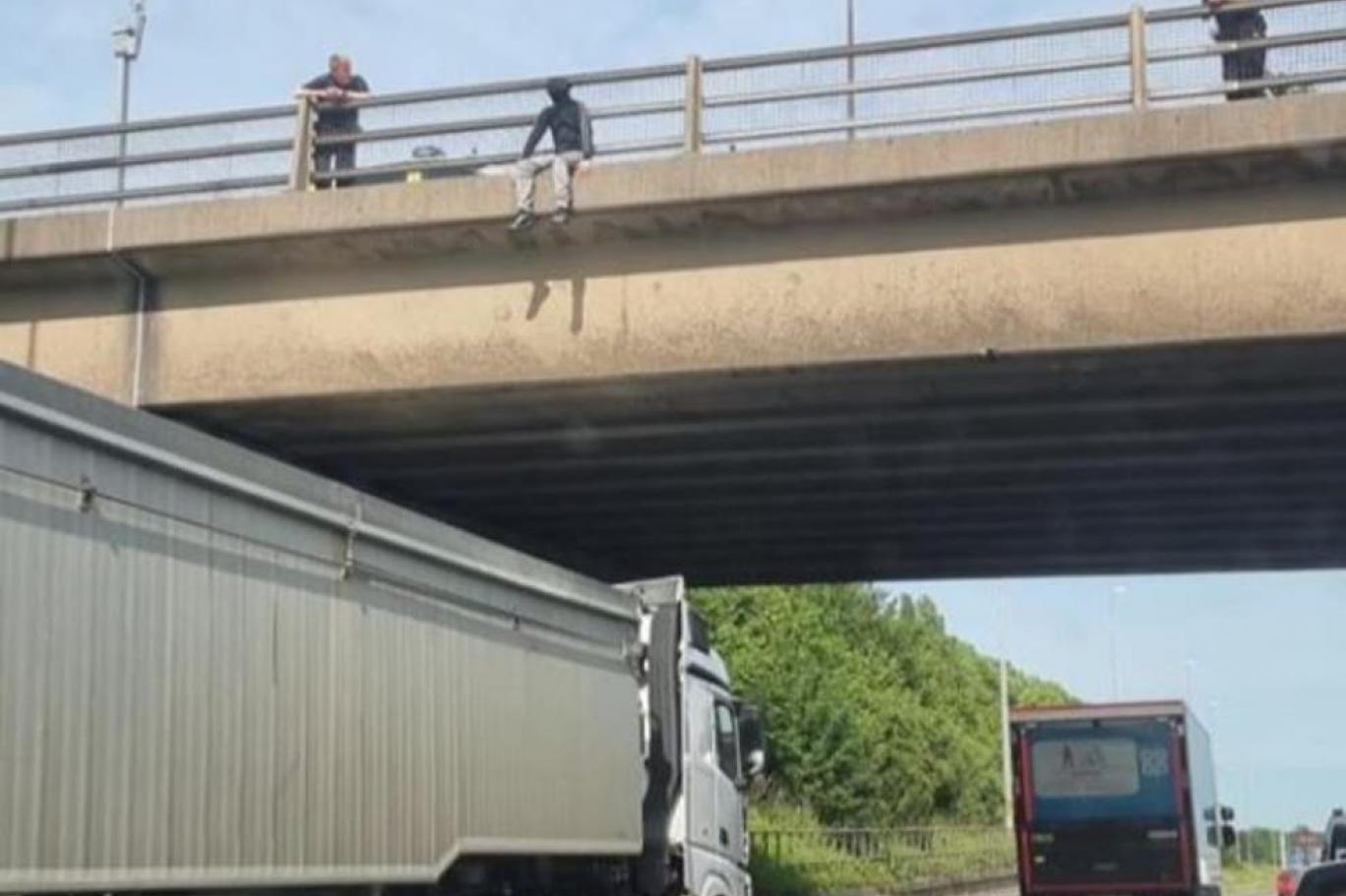 İntiharı engellemek için aracını köprünün altına çekti