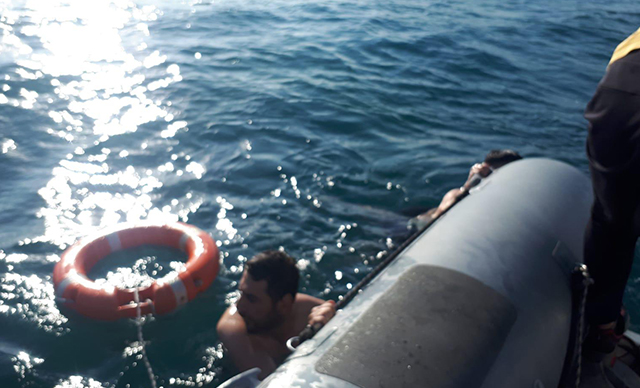 Van Gölü'nde boğulma tehlikesi geçiren 2 kişi uzaktan kumandalı can simidiyle kurtarıldı