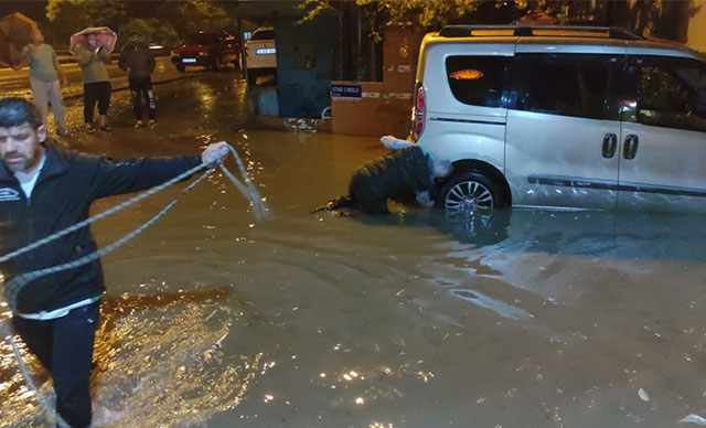 Bursa'da sağanak etkili oldu, cadde ve sokaklar su altında kaldı