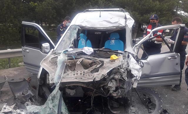 TIR’a çarpan araçtaki anne ve kızı öldü