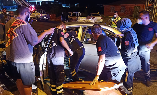 Otomobil direğe çarptı: 1 ölü, 1 yaralı