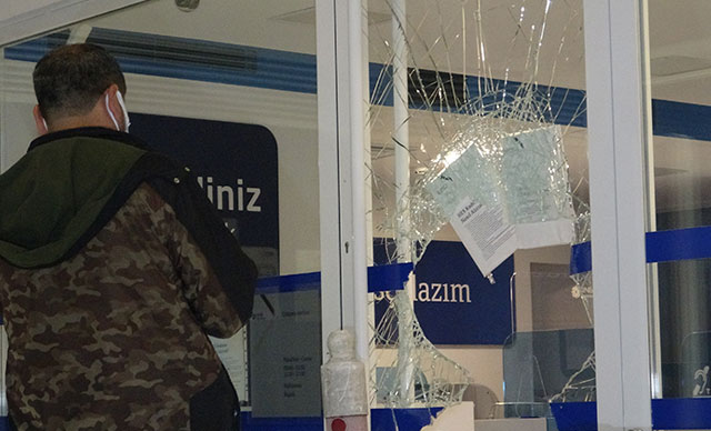Bankaya camı kırarak giren hırsızlar, 200 lira çalarak kaçtılar