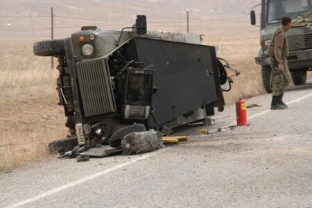 Van’da askeri araç kaza yaptı