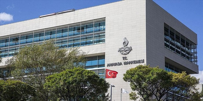 Siyasi parti üyesi olduğu için görevden alınan öğretmene hak ihlali