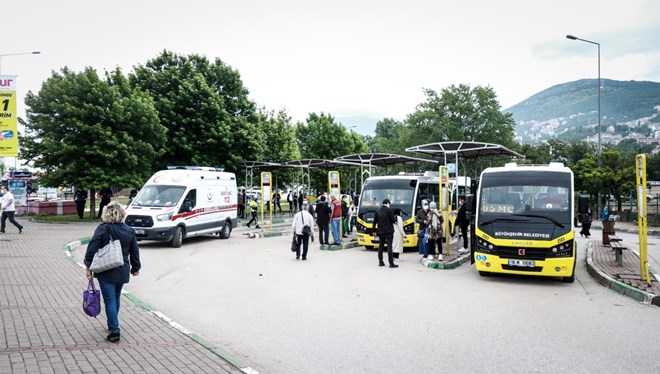 Otobüs durağına giren otomobil 1'i çocuk 5 kişiyi ezdi