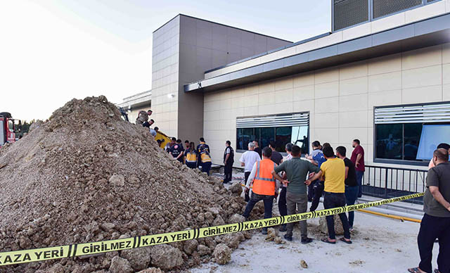 Göçük altında kalan 2 işçi yaralandı