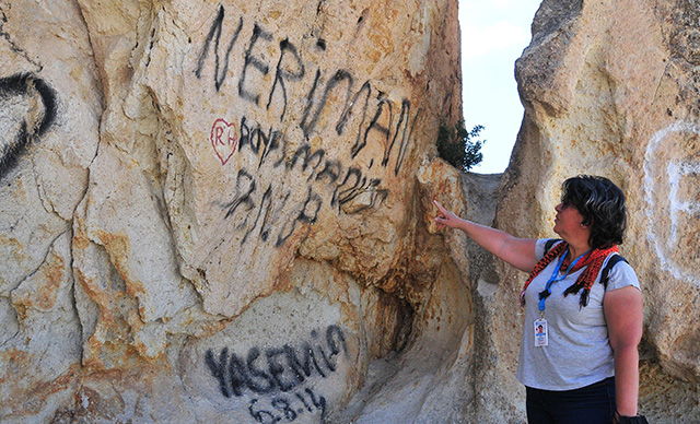 Kapadokya’da peribacalarına sprey boyalı tahrip