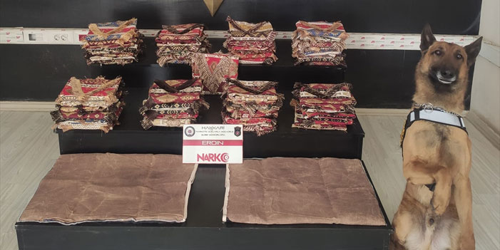 Hakkari'de yastık kılıfına emdirilerek zulalanan eroin ele geçirildi