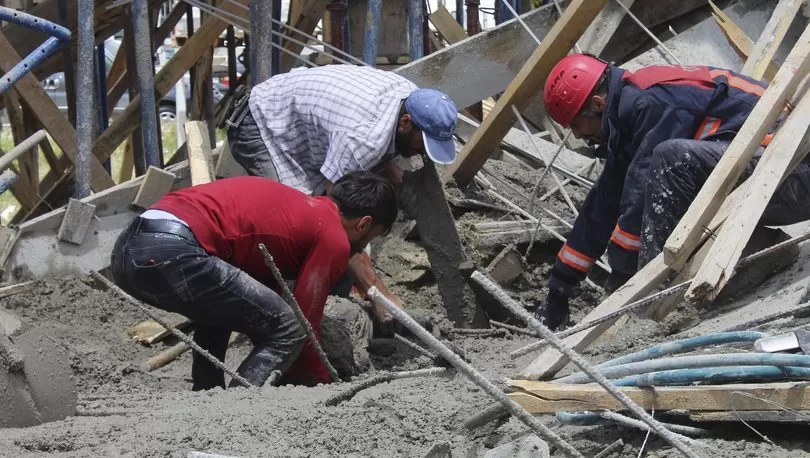 İnşaatta göçük: Baba ve oğul altında kaldı