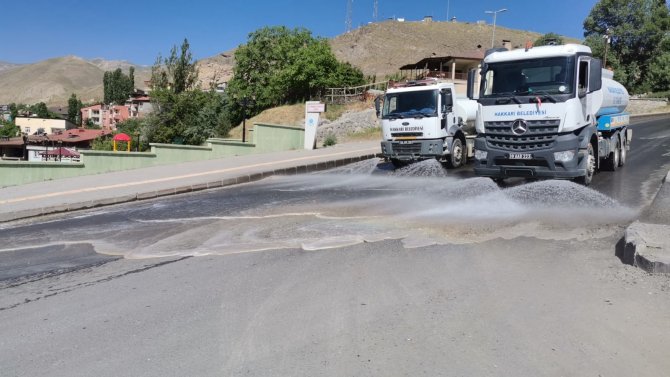 Kısıtlamada Hakkari caddeler yıkanıyor