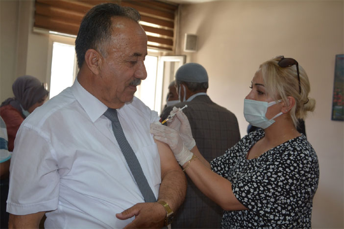Hakkari belediyesi personeli Covid-19 aşısı oldu