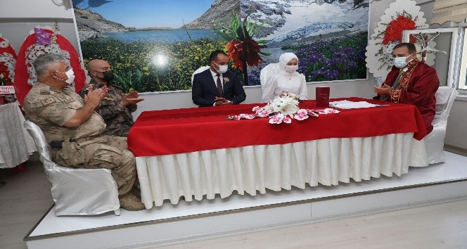 Vali Akbıyık genç çiftin nikahını kıydı