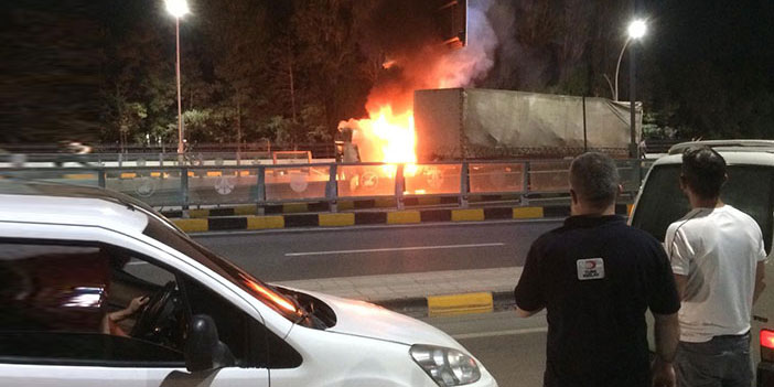 Van'da seyir halindeki TIR alev alev yandı