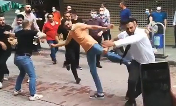 30 kişi tekme tokat birbirine girdi