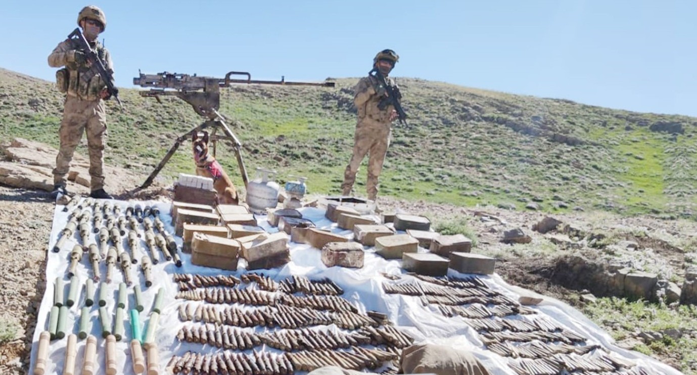 Hakkari'de silah ve mühimmat ele geçirildi