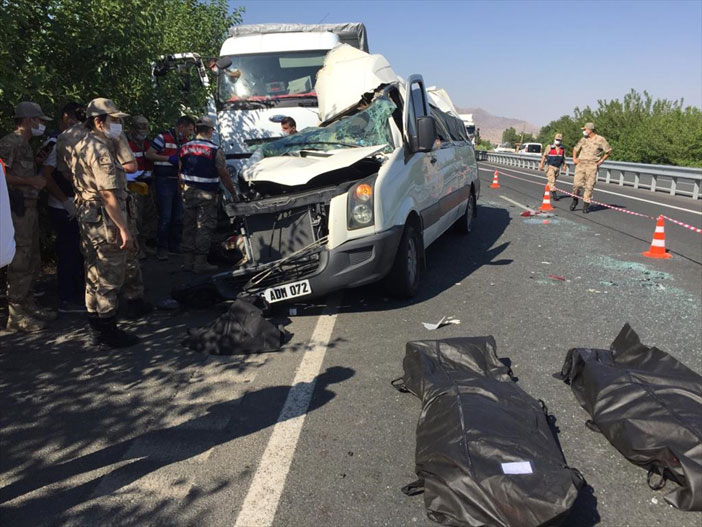 Düğün minibüsü park halindeki kamyona çarptı: 3 ölü, 12 yaralı