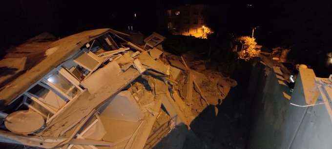 11 katlı boş bina çöktü