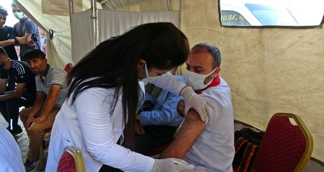 Yüksekova'da aşı çadırına yoğun ilgi