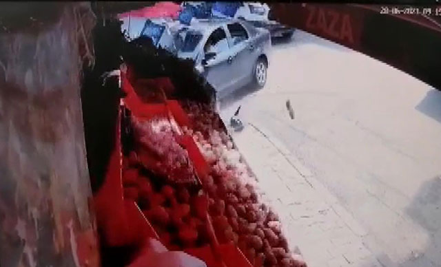 Otomobil manav reyonuna girdi