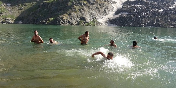 3 bin 500 rakımda yüzme keyfi