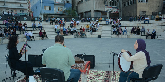 Santur sanatçısı Sedat Anar, Hakkari'de konser verdi