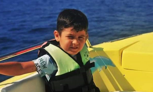 Babasının otomobilinin altında can verdi