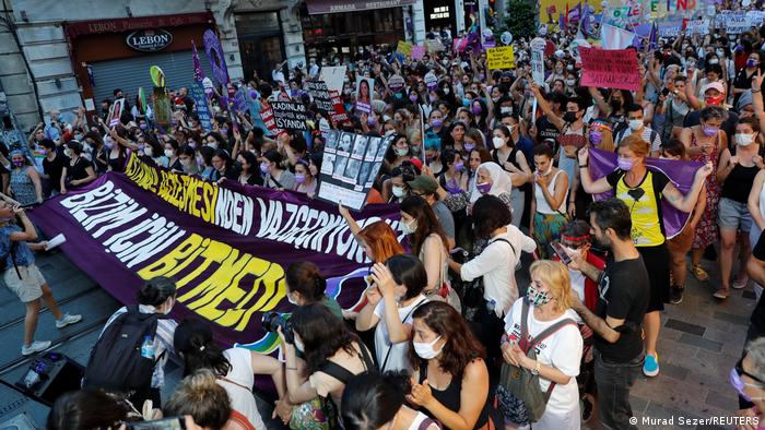 Kadınlar İstanbul Sözleşmesi'nin feshedilmesini protesto etti