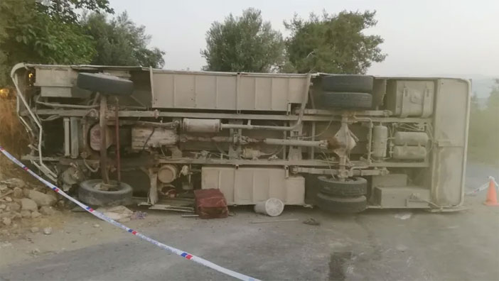 Tarım işçilerini taşıyan midibüs kaza yaptı: 1 ölü, 16 yaralı