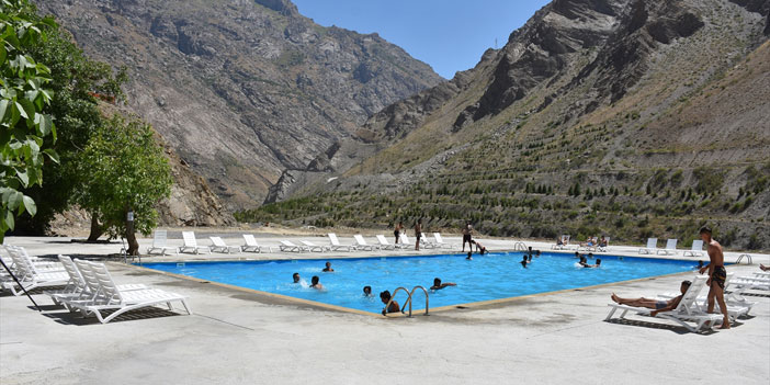 Sümbül Dağı eteklerinde havuz keyfi