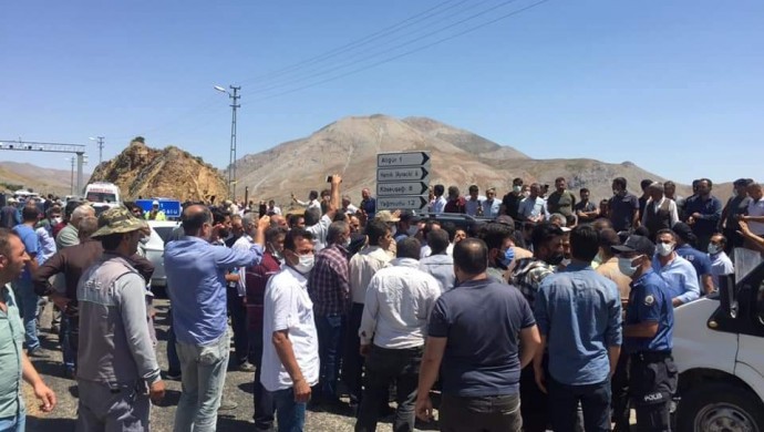 Tütüncüler 'Yetki belgesi' şartını yol kapatarak protesto etti