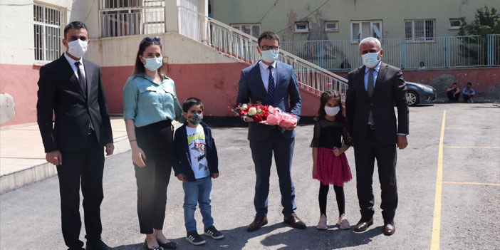 Hakkari'de öğrencilerin karne sevinci