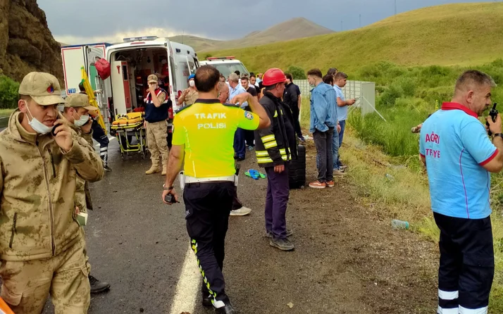 Yolcu otobüsü devrildi: 21 yaralı