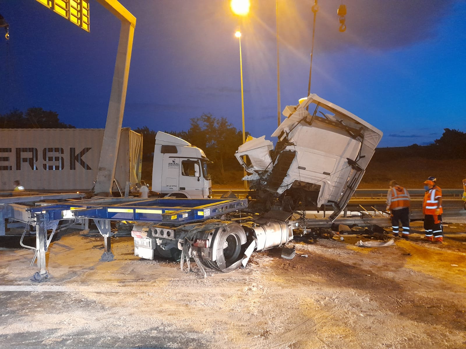 TIR tabela direğine çarptı, sürücü kabini paramparça oldu: 1 ölü