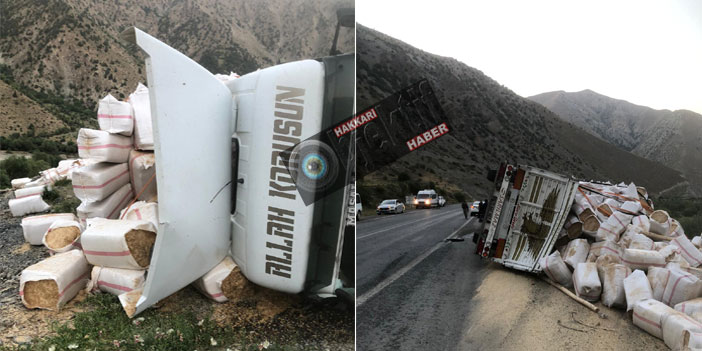 Hakkari'de saman yüklü TIR devrildi