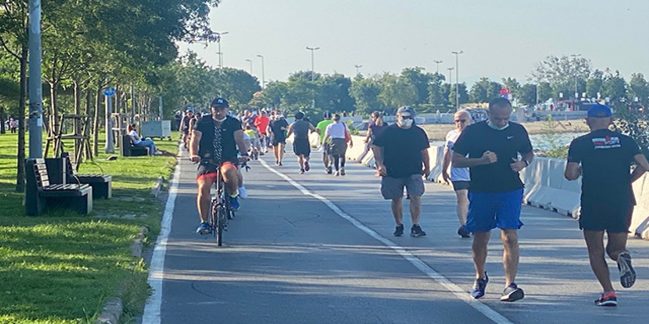 Kısıtlamasız ilk pazar gününde sahile koştular