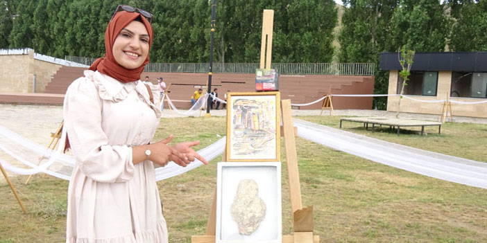 Muradiye Şelalesi’nde tezekten sergi açtı