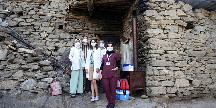 'Kovid-19 savaşçıları' köy köy gezerek vatandaşları aşılıyor