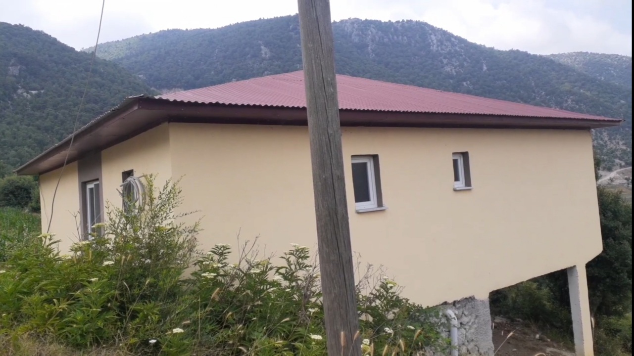 3 metre uzaktaki direkten evine elektrik bağlayamıyor