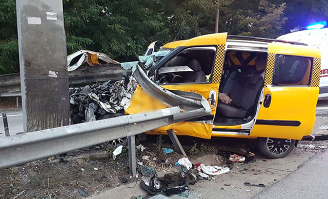 Taksi bariyerlere çarptı: 2 ölü, 5 yaralı