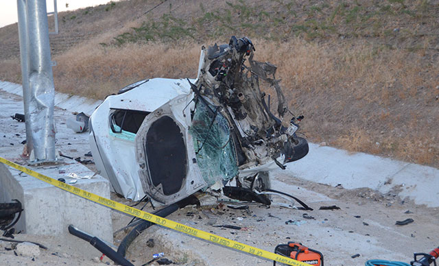 Yön tabelasına çarptı: 2 ölü,