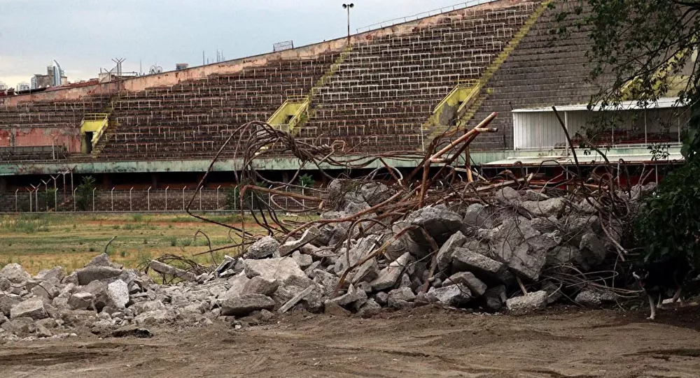 Tarihi stadın yıkımına başlandı