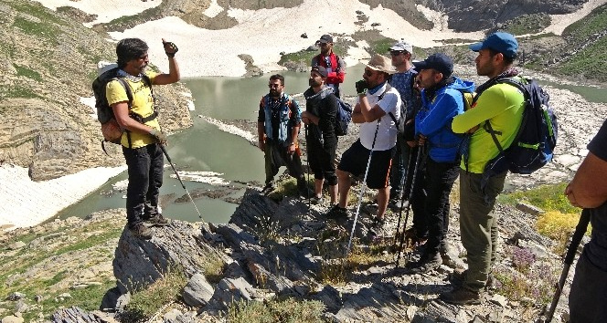 Yüksekovalı dağcılar 20 bin yıllık buzulları gezdi