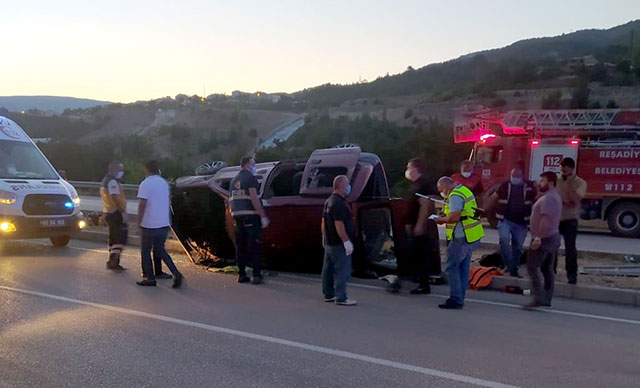 Ticari araç takla attı: 2 ölü