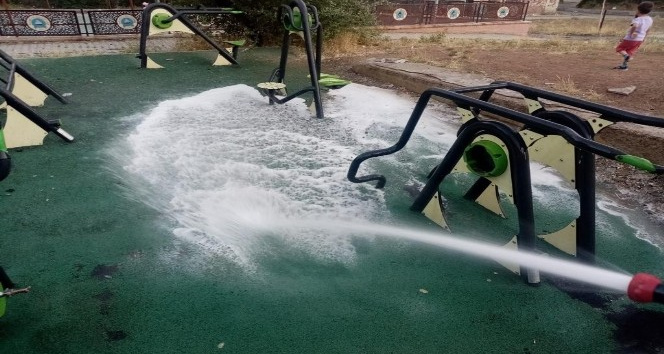 Hakkari'deki parklar köpüklü suyla yıkandı