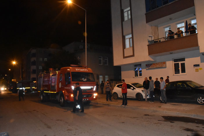 Park halindeki otomobilde çakmak gazı tüpü patladı: 2 yaralı