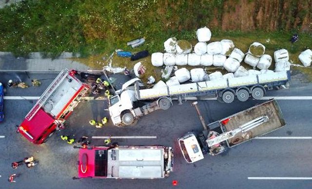 TIR devrildi: 2 ölü