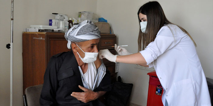 Çukurca'da sağlık ekipleri, köy köy gezerek vatandaşları Kovid-19'a karşı aşılıyor