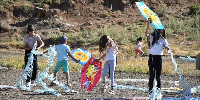 Hakkari'de çocuklar şenlikte uçurtma uçurup doyasıya eğlendi