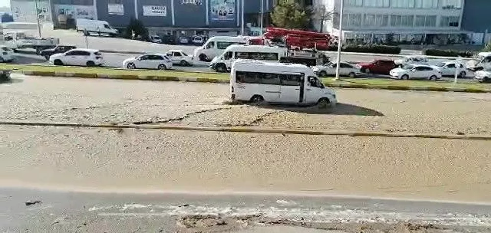 Su toplamak için kurulan bent yıkıldı: Karayolu 'dereye' dönüştü