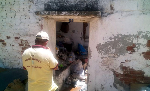 Evden 3 kamyon 'çöp' çıktı